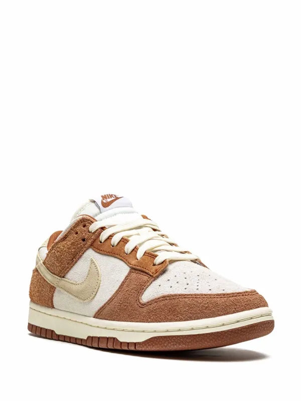 Nike
Dunk Low PRM "Medium Curry" sneakers