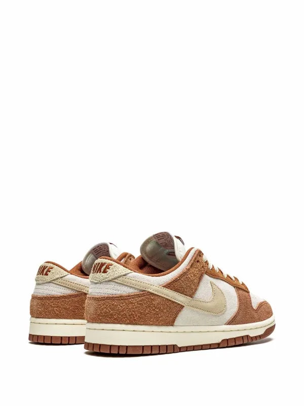 Nike
Dunk Low PRM "Medium Curry" sneakers