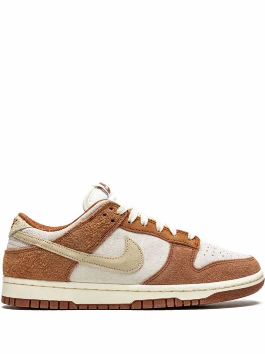 Nike
Dunk Low PRM "Medium Curry" sneakers