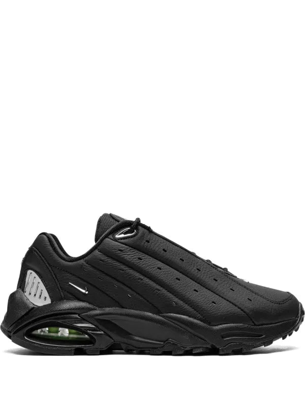 Nike
x Drake Hot Step Air Terra Nocta "Triple Black" sneakers